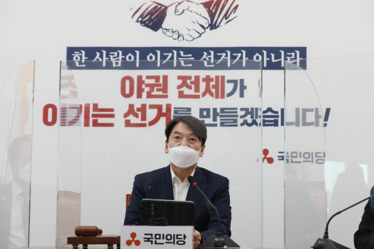 안철수 국민의당 대표가 18일 국회에서 열린 최고위원회의에서 발언하고 있다. 연합뉴스